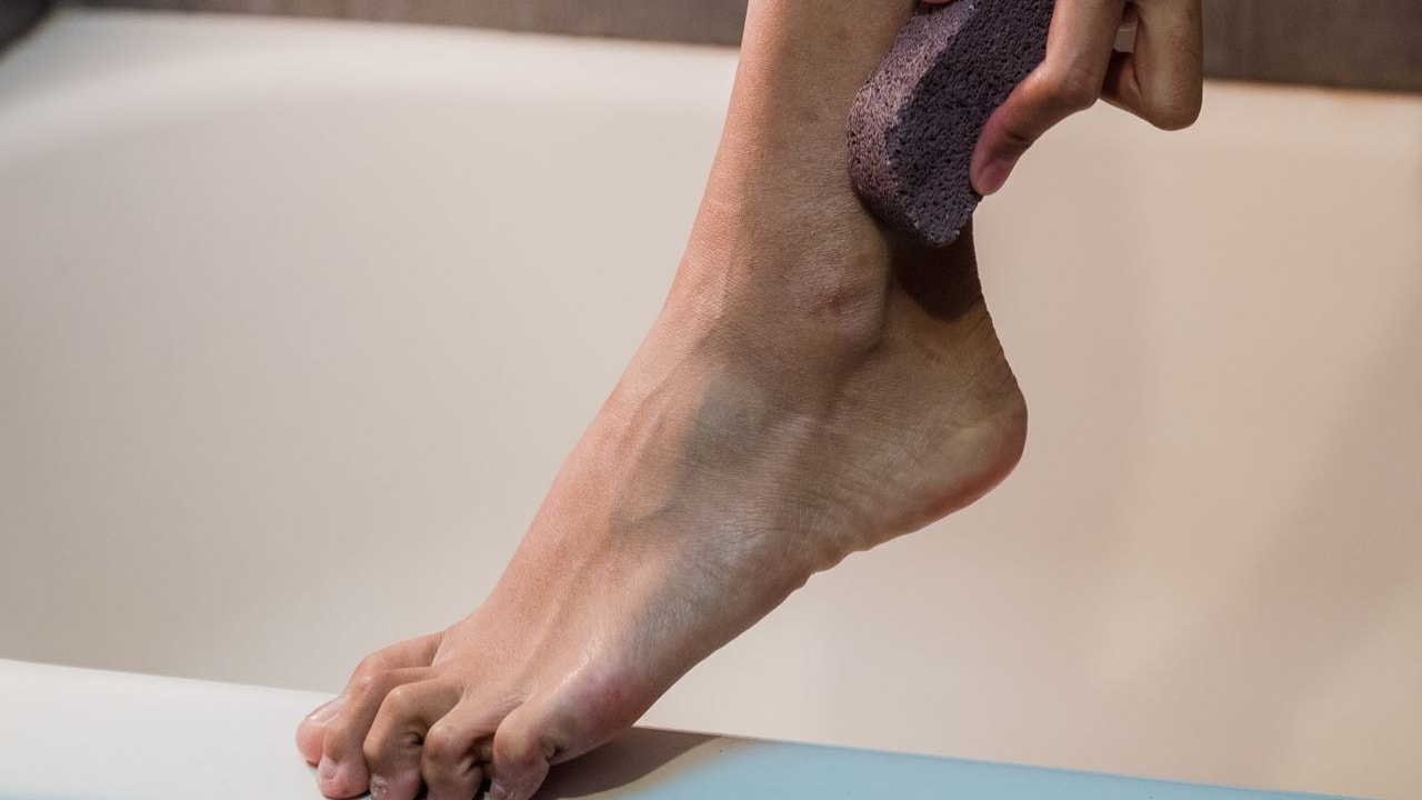 Pumice Stone For Feet Benefits, How To Use It Safely And Common Mistakes To Avoid Pumice Stone For Feet Benefits, How To Use It Safely And Common Mistakes To Avoid