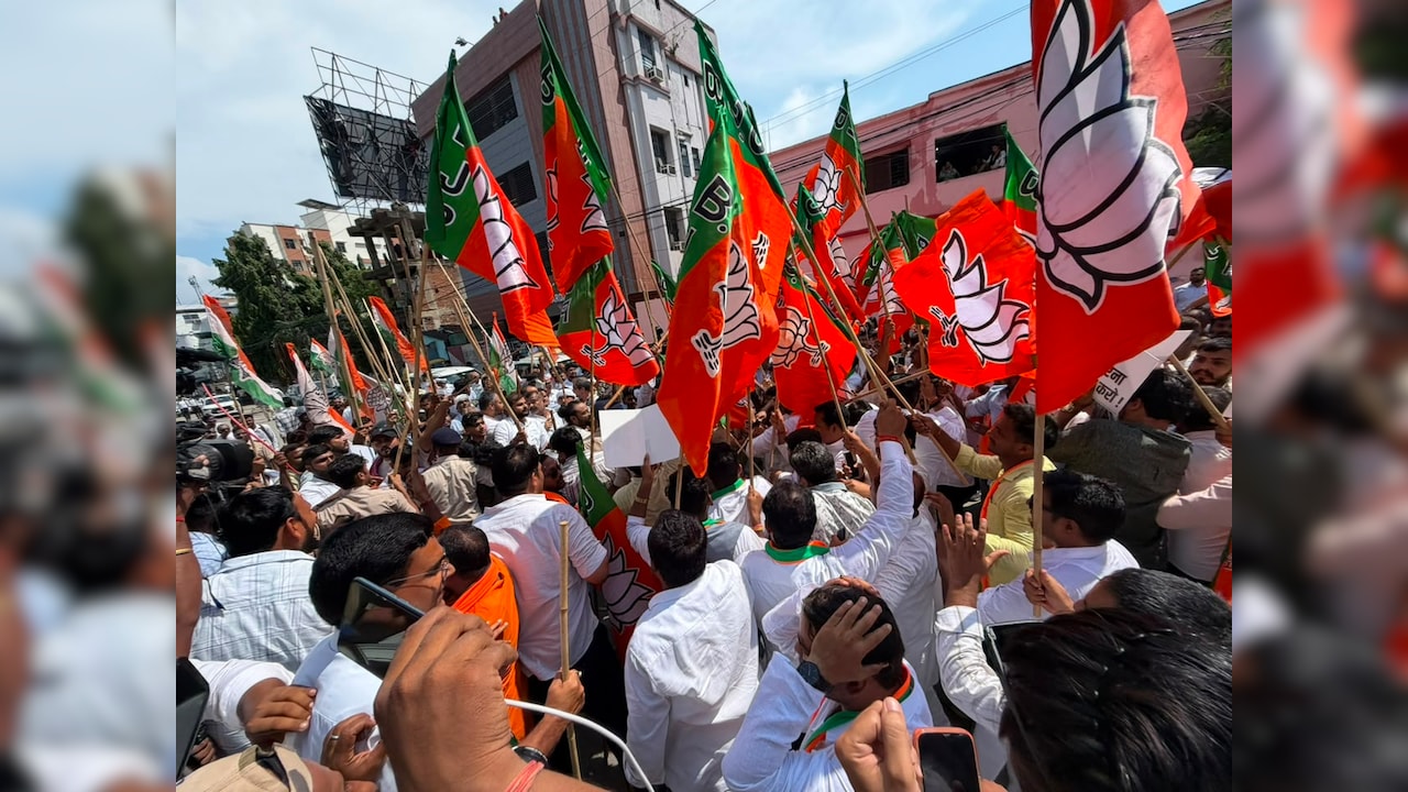 पटना में प्रदर्शन के दौरान आपस में भिड़े कांग्रेस-बीजेपी कार्यकर्ता, जमकर चली लाठियां