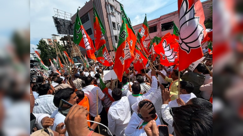 पटना में प्रदर्शन के दौरान आपस में भिड़े कांग्रेस-बीजेपी कार्यकर्ता, जमकर चली लाठियां