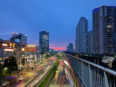 X User Says Gurgaon's Luxury Lifestyle Is Often Built On Rs 2 Lakh EMIs, Sparks Debate