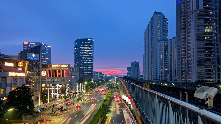 X User Says Gurgaon's Luxury Lifestyle Is Often Built On Rs 2 Lakh EMIs, Sparks Debate