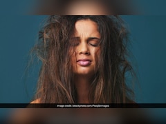 बारिश में रूखे और उड़े-उड़े हो जाते हैं बाल? डर्मेटोलॉजिस्ट ने बताया शैंपू करने का सही तरीका