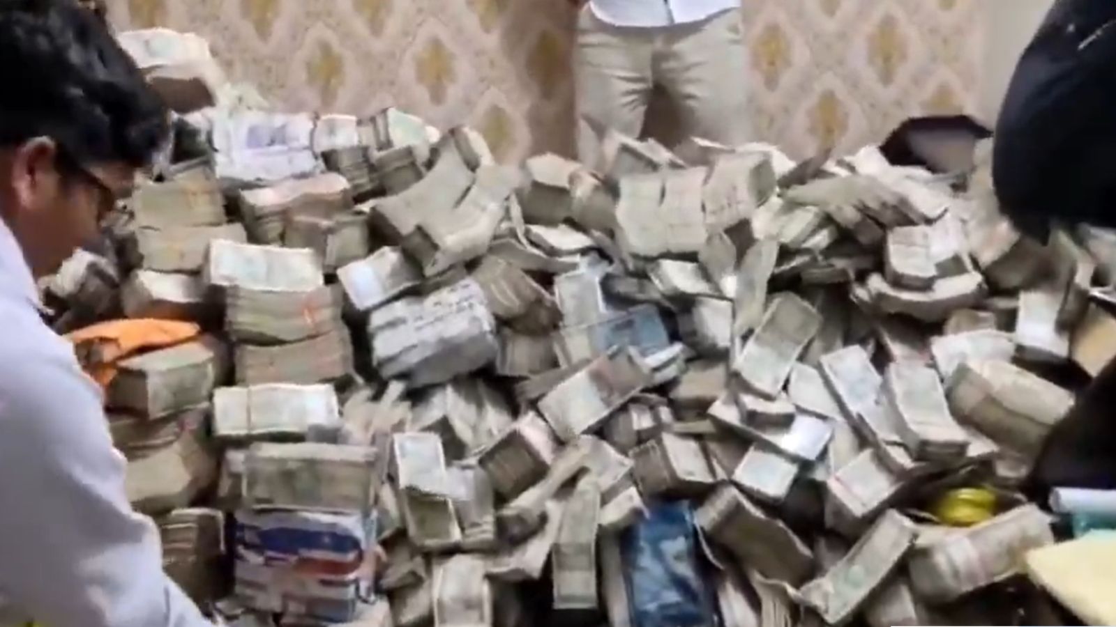 झारखंड में अवैध कोयला कारोबार के मामले में ED के छापे, 1 करोड़ रुपये कैश, 160 Cr. के म्यूचुअल फंड फ्रीज