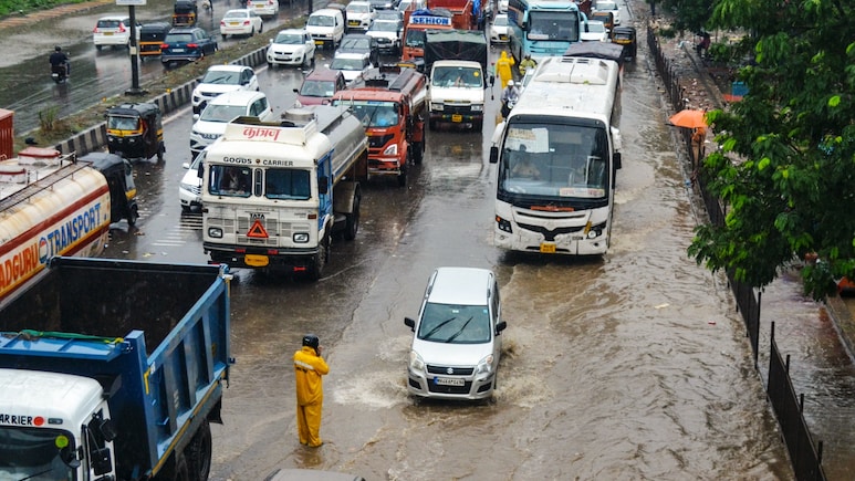 Navi Mumbai Rain Shocker: Two Girls Suffer Electric Shock While Walking Through Waterlogged Street