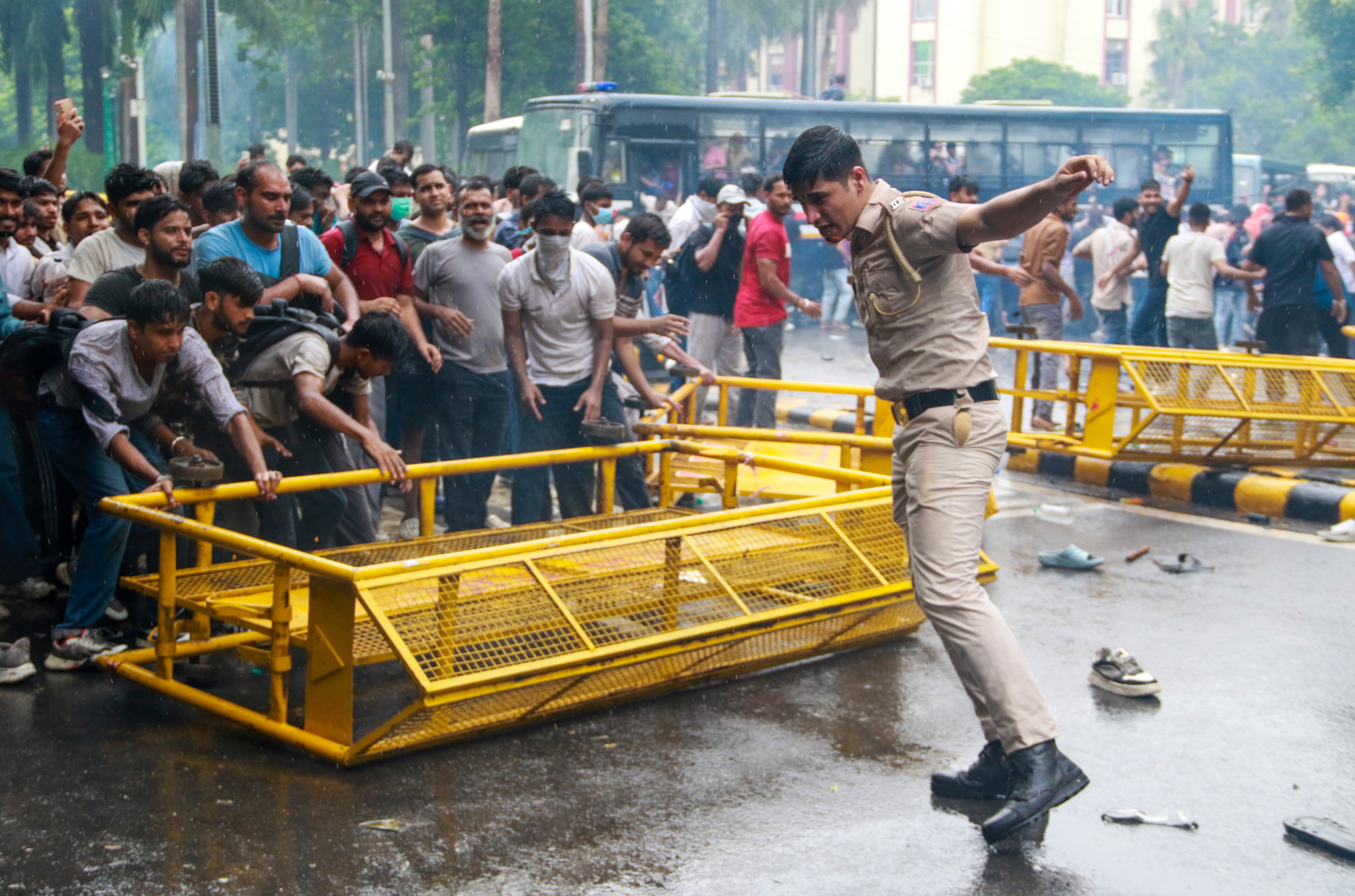 पथराव, तोड़फोड़, लाठियां और आंसू गैस... दिल्ली की सड़कों पर जब भिड़े पुलिस और CJP प्रदर्शनकारी; Photos