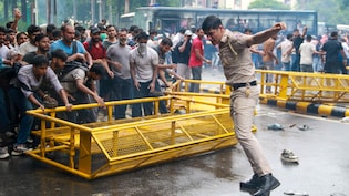 पथराव, तोड़फोड़, लाठियां और आंसू गैस... दिल्ली की सड़कों पर जब भिड़े पुलिस और CJP प्रदर्शनकारी; Photos