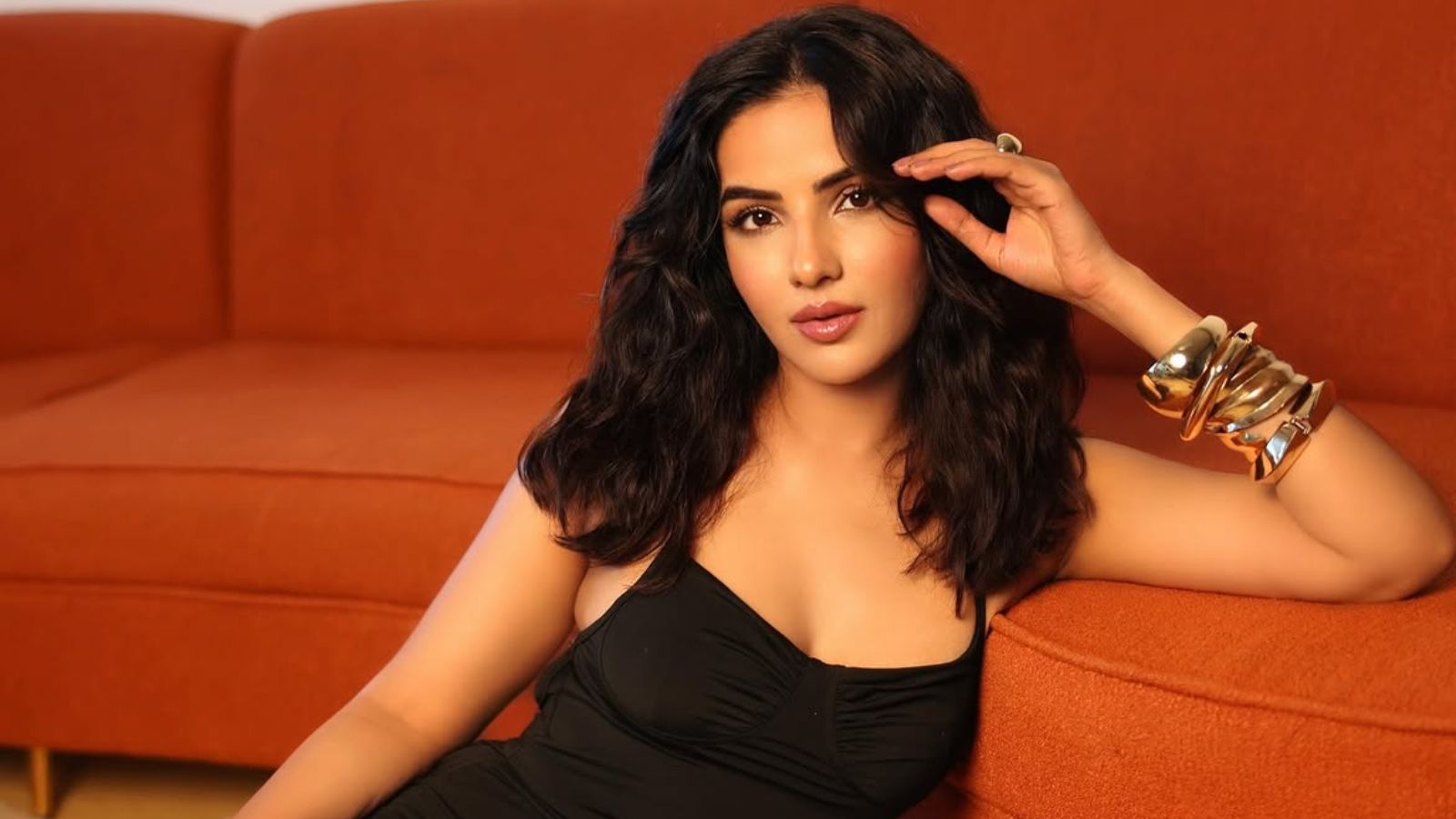 Jasmin Bhasin Shows How She Spends A Rainy Day With Tea And Indian Snacks