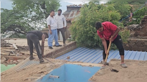 मह&zwj;िलाएं क&zwj;िशोरी को घर से ले गईं, करवाया रेप फ&zwj;िर 32 हजार में सौदा; फावड़े-सब्बल से नूरजहां का ग&zwj;िराया घर