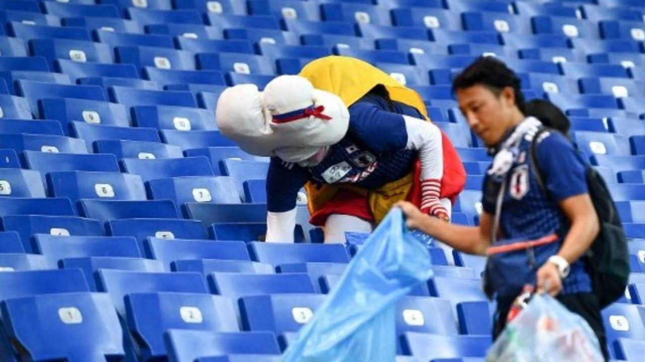 Japan fans clean stadium after match Japan fans clean stadium after match