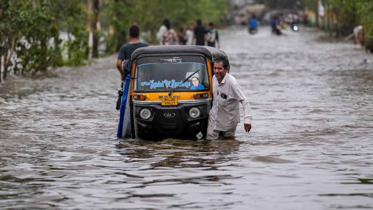 मौसम पर विकास की मार, कीमत चुका रहा है इंसान, समझिए विनाश की वजह क्यों बन रही है बारिश