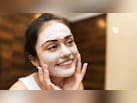 चेहरे पर दही लगाने से क्या होता है? Dermatologist से जानें दही लगाने का सही तरीका