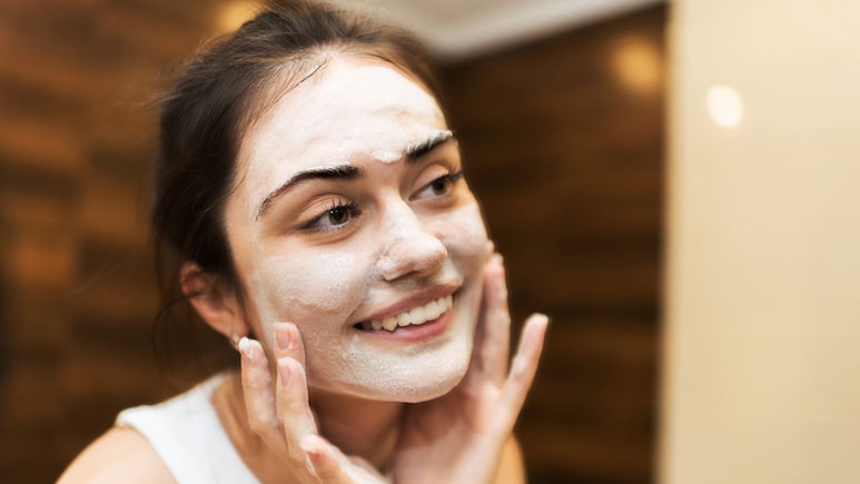 चेहरे पर दही लगाने से क्या होता है? Dermatologist से जानें दही लगाने का सही तरीका