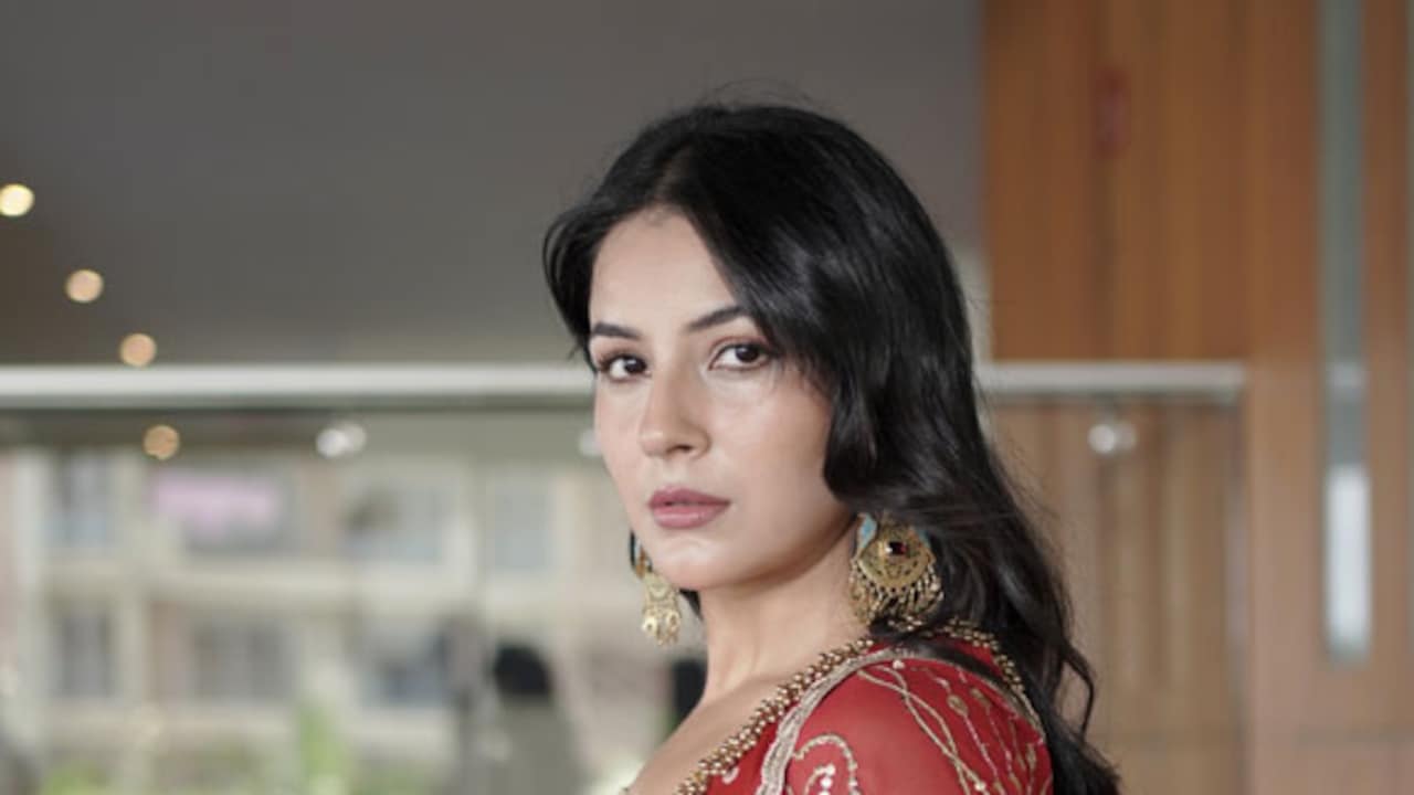 Shehnaaz Gill Accidentally Swallows Nose Ring During Shoot, Video Leaves Fans Worried
