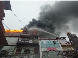 गाजियाबाद में घंटाघर के पास जूतों के शोरूम में लगी भीषण आग, कई दमकल गाड़ियां मौके पर पहुंची