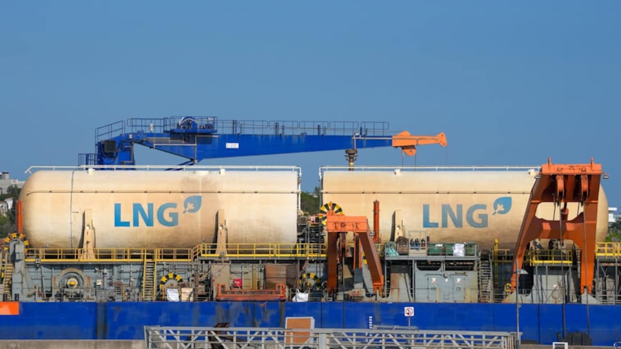 Govt Withdraws Emergency Gas Supply Curbs As LNG Shipments Resume Via Strait of Hormuz