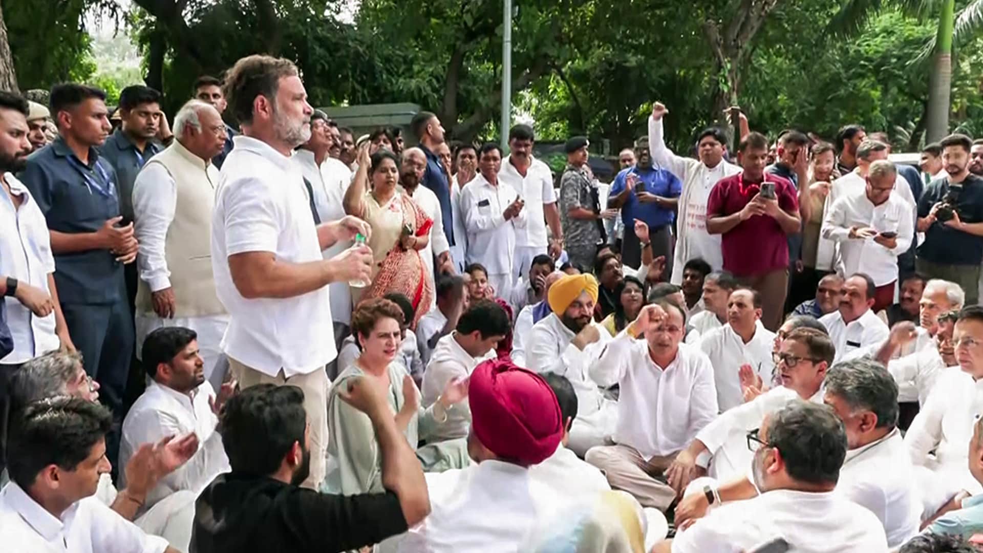 Rahul, Priyanka Gandhi Protest Outside PM's House Over Paper Leaks