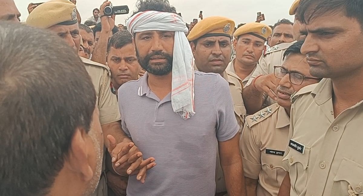भाई जगन गुर्जर के अंतिम संस्कार में शामिल होने पैरोल पर जेल से बाहर आया पप्पू गुर्जर. (Photo- NDTV) भाई जगन गुर्जर के अंतिम संस्कार में शामिल होने पैरोल पर जेल से बाहर आया पप्पू गुर्जर. (Photo- NDTV)