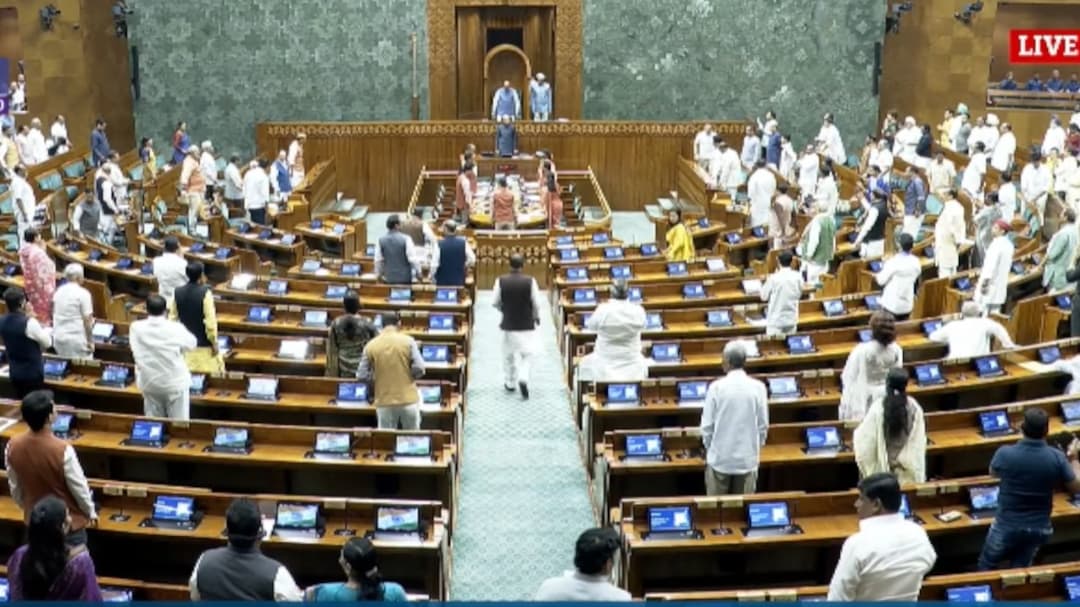 Parliament Monsoon Session: संसद में दिनभर होता रहा हंगामा, कल तक के लिए दोनों सदन स्थगित