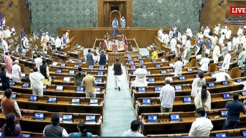 Parliament Monsoon Session: संसद में दिनभर होता रहा हंगामा, कल तक के लिए दोनों सदन स्थगित