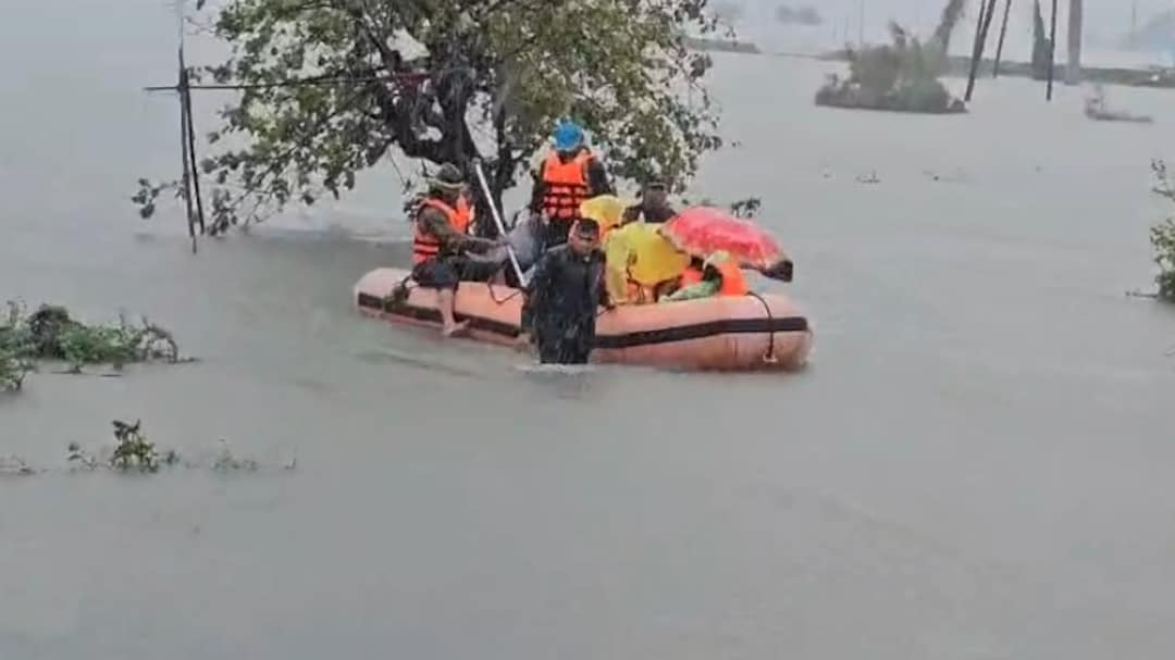 LIVE: मुंबई के वसई में बाढ़ के पानी में फंसे 5 लोग, दमकलकर्मियों ने रबर बोट से किया रेस्क्यू