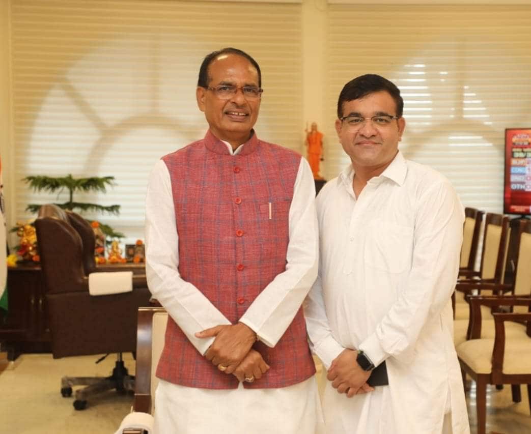 केंद्रीय मंत्री शिवराज सिंह चौहान के साथ अनिमेष भार्गव. केंद्रीय मंत्री शिवराज सिंह चौहान के साथ अनिमेष भार्गव.