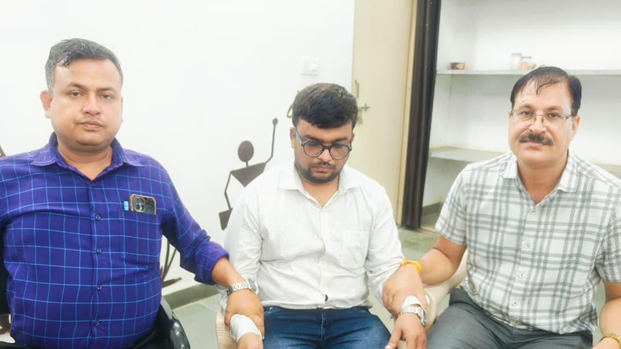 MP lokayukta action in jhabua patwari caught taking bribe MP lokayukta action in jhabua patwari caught taking bribe