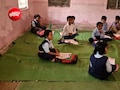 जर्जर स्कूल में पढ़ने को मजबूर बच्चे; छत टपकती है, परिसर में भरता है पानी, एक ही कमरे में पढ़ाई और मिड-डे मील