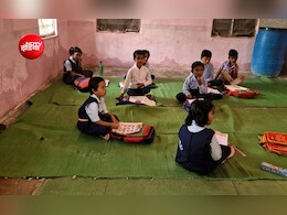 जर्जर स्कूल में पढ़ने को मजबूर बच्चे; छत टपकती है, परिसर में भरता है पानी, एक ही कमरे में पढ़ाई और मिड-डे मील
