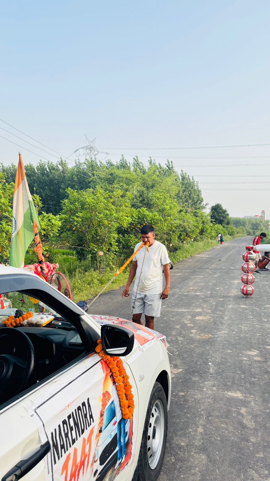 Kanwar Yatra 2026: दांतों से कार खींचता भक्त
