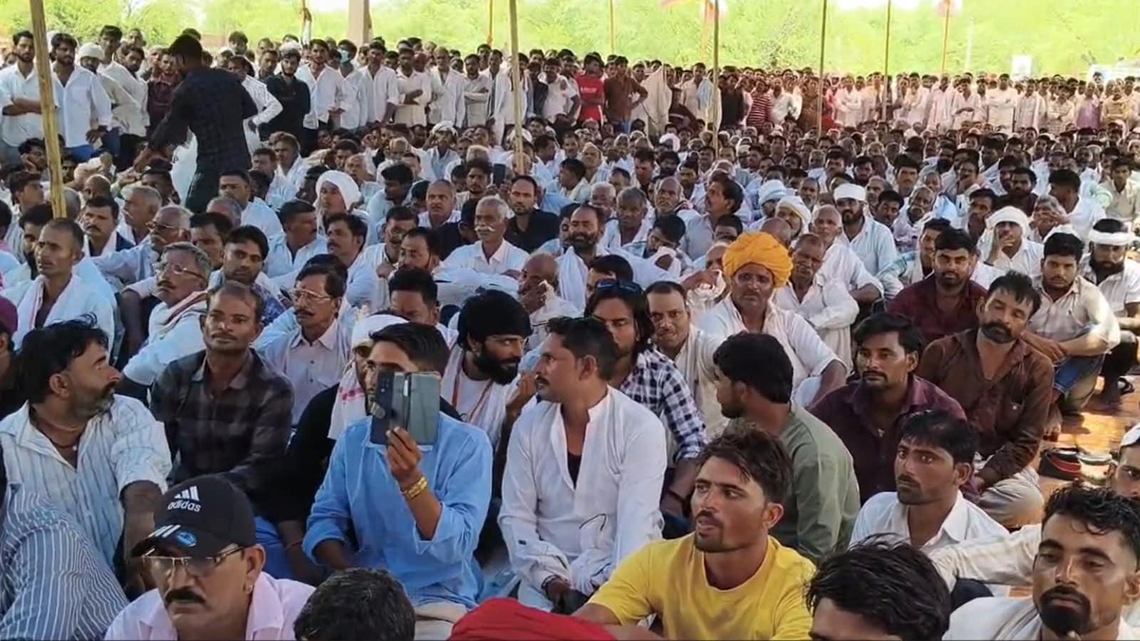 पगड़ी रस्म में जुटे लोग पगड़ी रस्म में जुटे लोग