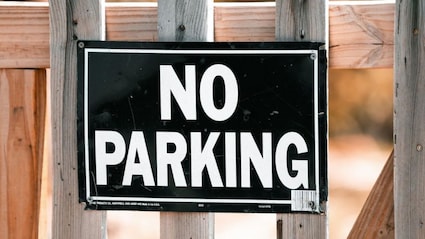 No Parking और अवैध पार्किंग में क्या फर्क है? UP Traffic Police ने समझाए ट्रैफिक के जरूरी नियम