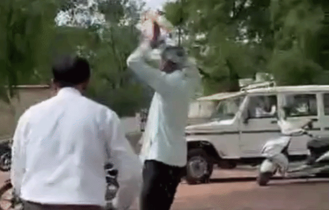 VIDEO: पुलिस थाने में पेट्रोल से नहाया शख्स! हाईवोल्टेज ड्रामा देख पुलिस के छूटे पसीने