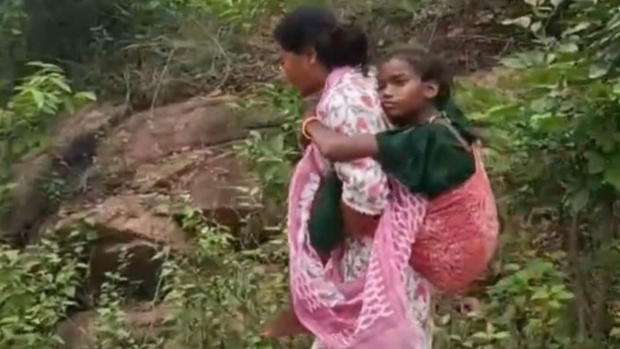 छात्रा की जान बचाने के लिए पथरीले रास्ते पर चली वार्डन, पीठ पर लादकर पहुंचाया अस्पताल