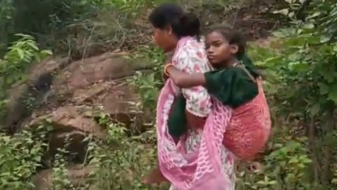 छात्रा की जान बचाने के लिए पथरीले रास्ते पर चली वार्डन, पीठ पर लादकर पहुंचाया अस्पताल