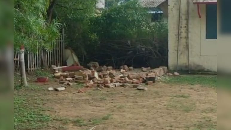 रेलवे इंस्टीट्यूट की दीवार गिरने से तीन बच्चे घायल, क्रिकेट खेलते समय हुआ हादसा
