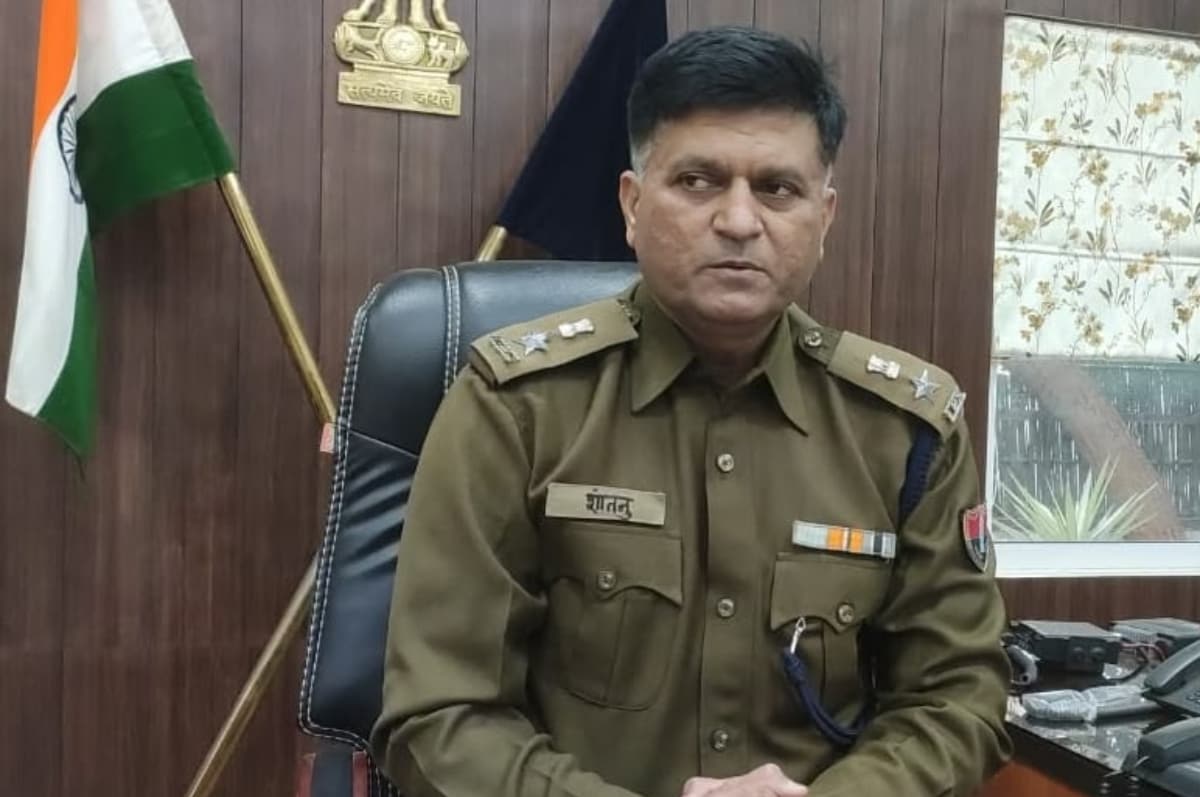 राजस्थान साइबर पुलिस के डीआईजी ने बताया कि गैंग के मास्टरमाइंड की गिरफ्तारी के बाद अन्य आरोपियों की भी तलाश जारी है. राजस्थान साइबर पुलिस के डीआईजी ने बताया कि गैंग के मास्टरमाइंड की गिरफ्तारी के बाद अन्य आरोपियों की भी तलाश जारी है.