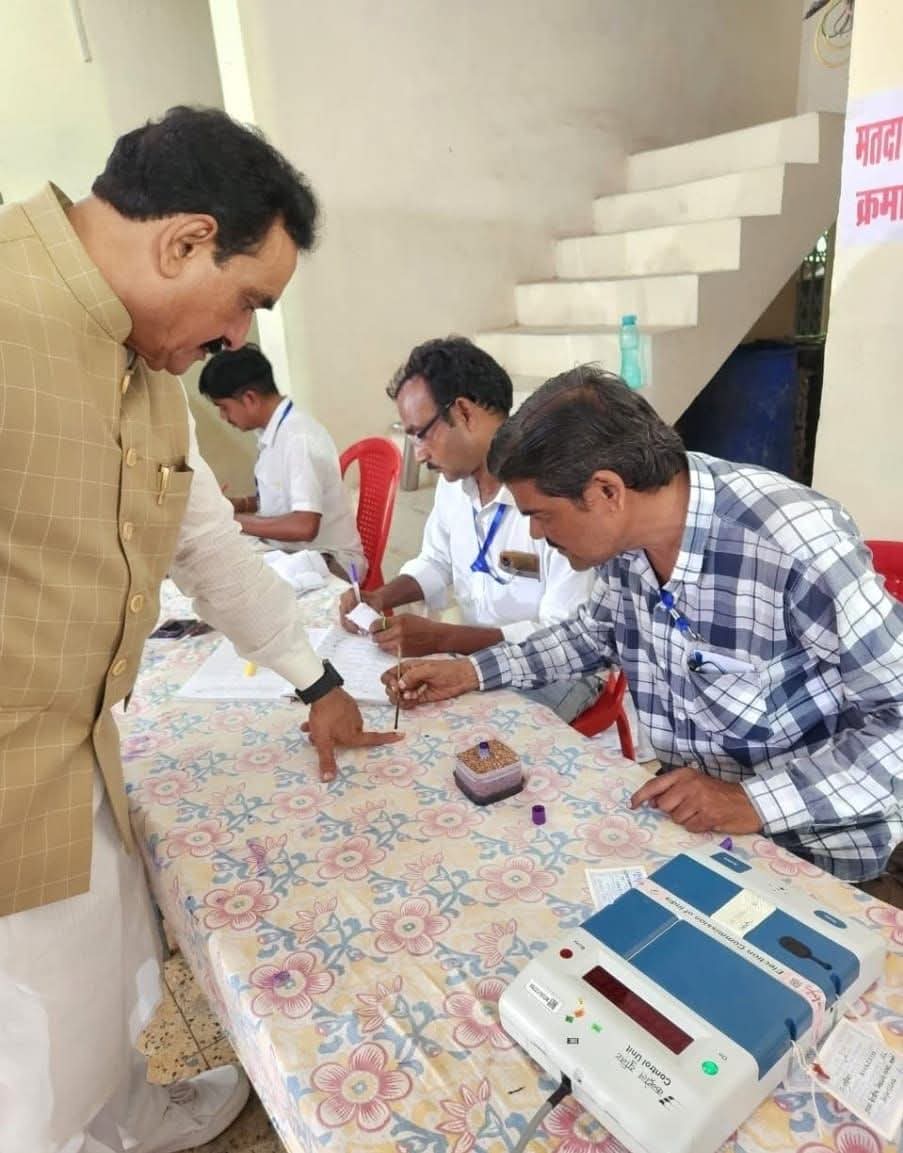 datia by election: मतदान करते भाजपा के कद्दावर नेता नरोत्तम मिश्रा. 