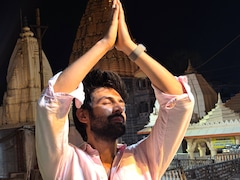Fresh Off His First National Award Win, Kartik Aaryan Visits Ujjain's Mahakaleshwar Temple With Parents