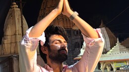 Fresh Off His First National Award Win, Kartik Aaryan Visits Ujjain's Mahakaleshwar Temple With Parents