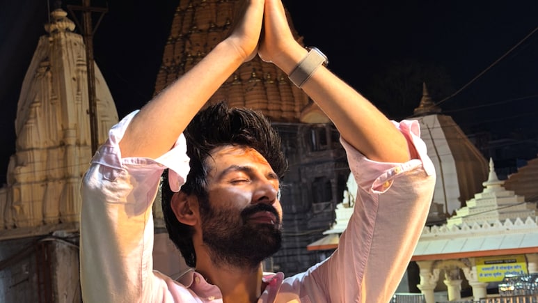 Fresh Off His First National Award Win, Kartik Aaryan Visits Ujjain's Mahakaleshwar Temple With Parents