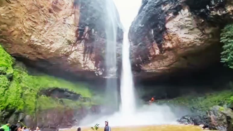 Rajgad News:अतिउत्साह अंगाशी? पर्यटन स्थळांवर निर्बंध असतानाही पुण्यातील 17 जण देवकुंड धबधब्यावर, दोघे बेपत्ता