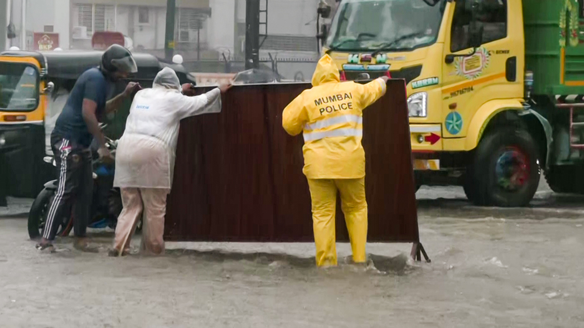 Monsoon Fury Across India: Maharashtra, J&K, Delhi & Kerala Battle Floods and Landslides
