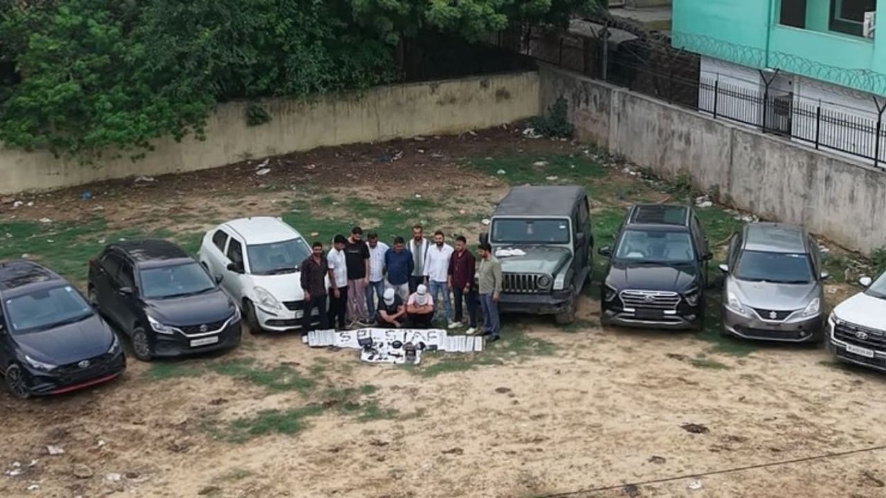 डुप्लीकेट स्मार्ट चाबी से चुराते थे महंगी कारें, दिल्ली पुलिस ने दबोचा गैंग; 11 गाड़ियां बरामद