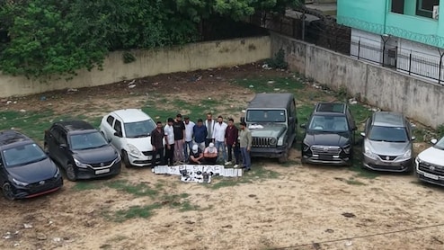 डुप्लीकेट स्मार्ट चाबी से चुराते थे महंगी कारें, दिल्ली पुलिस ने दबोचा गैंग; 11 गाड़ियां बरामद