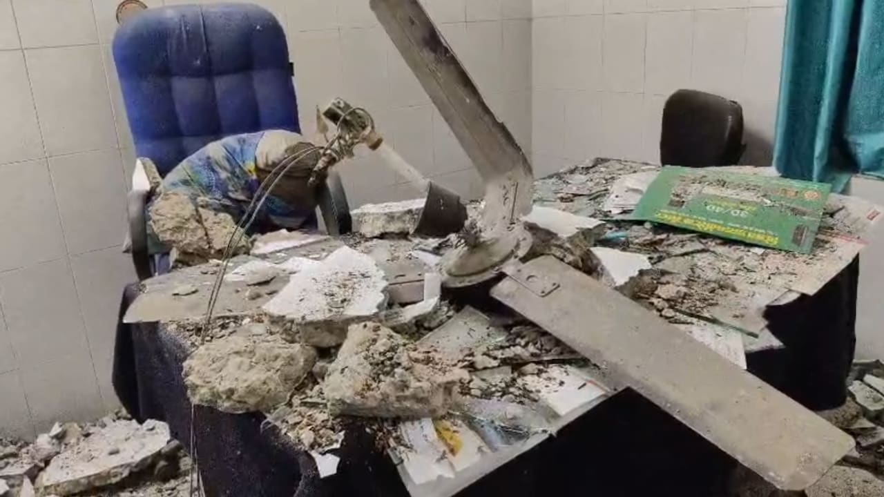 Alwar: ओपीडी में मरीज देख रहा था डॉक्टर, अचानक गिरा चलता पंखा और प्लास्टर
