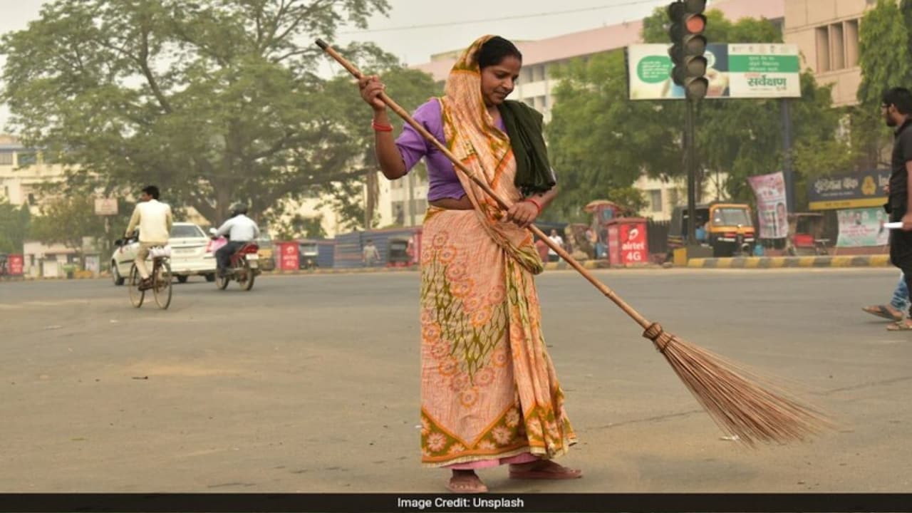 हरियाणा ग्रामीण सफाई कर्मचारियों के लिए अच्छी खबर, वेतन में 2100 रुपये की बढ़ोतरी, जानिए अब कितनी मिलेगी सैलरी