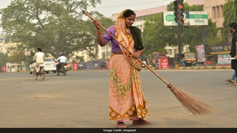 हरियाणा ग्रामीण सफाई कर्मचारियों के लिए अच्छी खबर, वेतन में 2100 रुपये की बढ़ोतरी, जानिए अब कितनी मिलेगी सैलरी