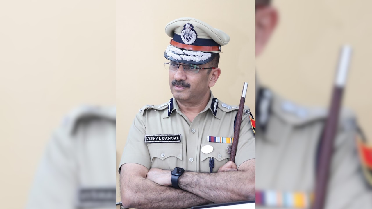 आईपीएस विशाल बंसल की टीम ने कई नकल माफियाओं को गिरफ्तार किया. फर्जी डिग्री के गिरोह की परतें भी खोलीं. आईपीएस विशाल बंसल की टीम ने कई नकल माफियाओं को गिरफ्तार किया. फर्जी डिग्री के गिरोह की परतें भी खोलीं.