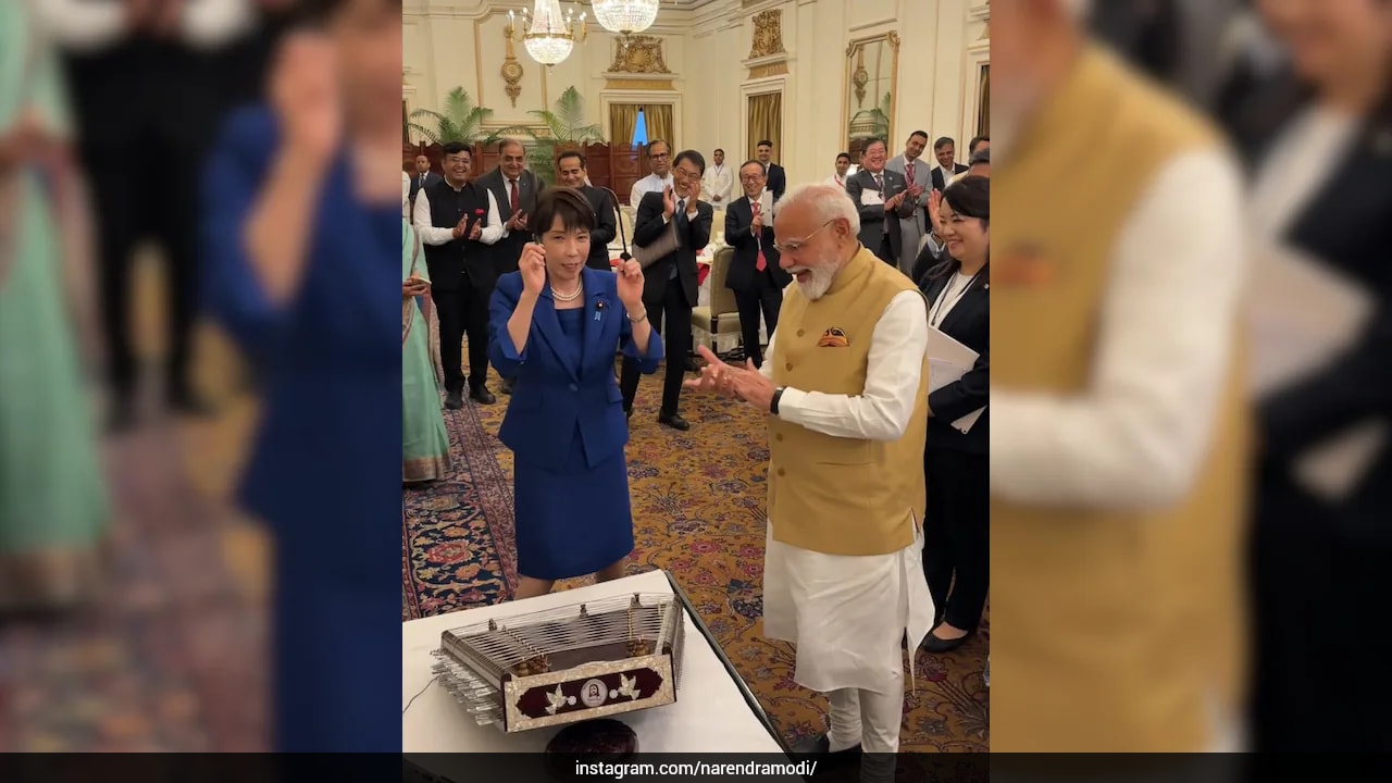 Japanese PM Attempts Santoor Performance During India State Visit