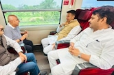 चुनावी कड़वाहट के बीच ट्रेन में आमने-सामने बैठे बीजेपी-कांग्रेस के 'कप्तान', दतिया से आई दिलचस्प तस्वीर